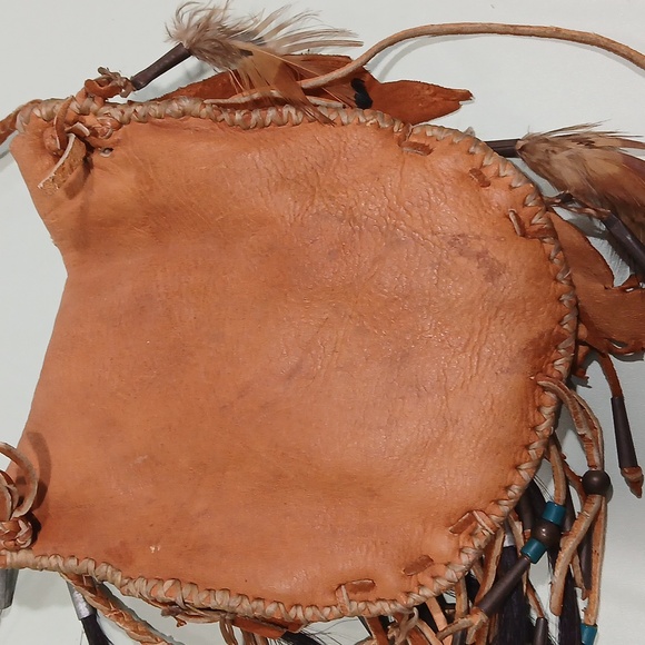 🪶 Vintage Native American Handmade Leather Horsehair Medicine Bag with Feathers - Picture 8 of 12